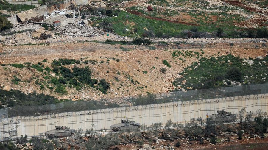 Tentara Israel berkumpul di sisi perbatasan Israel dengan Lebanon, di tengah eskalasi antara Hizbullah dan Israel, dan di tengah konflik AS-Israel dengan Iran, di Israel utara, 16 Maret 2026. (REUTERS/Shir Torem)