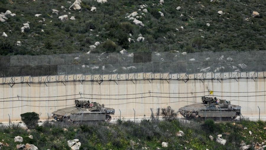 Tentara Israel berkumpul di sisi perbatasan Israel dengan Lebanon, di tengah eskalasi antara Hizbullah dan Israel, dan di tengah konflik AS-Israel dengan Iran, di Israel utara, 16 Maret 2026. (REUTERS/Shir Torem)