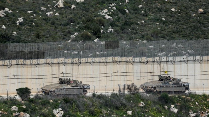 Tentara Israel berkumpul di sisi perbatasan Israel dengan Lebanon, di tengah eskalasi antara Hizbullah dan Israel, dan di tengah konflik AS-Israel dengan Iran, di Israel utara, 16 Maret 2026. (REUTERS/Shir Torem)