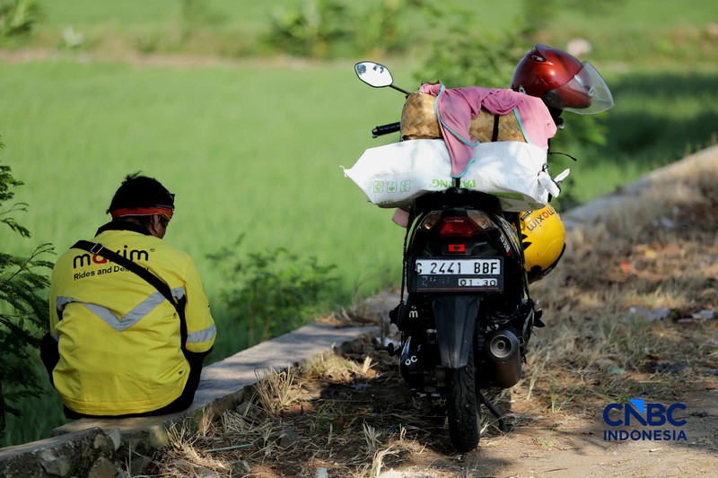 Kepadatan antrean kendaraan terlihat di Jalur Raya Klari, Karawang Timur, Jawa Barat, Senin (16/3/2026). (CNBC Indonesia/Tri Susilo)