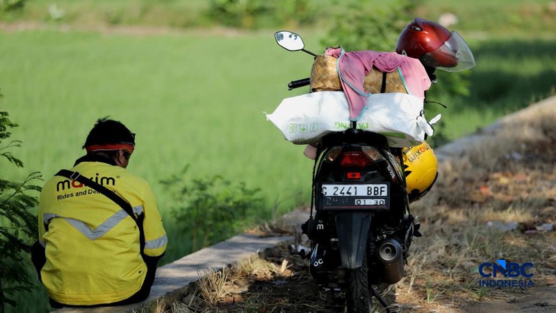 Kepadatan antrean kendaraan terlihat di Jalur Raya Klari, Karawang Timur, Jawa Barat, Senin (16/3/2026). (CNBC Indonesia/Tri Susilo)