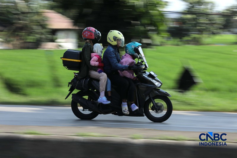 Kepadatan antrean kendaraan terlihat di Jalur Raya Klari, Karawang Timur, Jawa Barat, Senin (16/3/2026). (CNBC Indonesia/Tri Susilo)