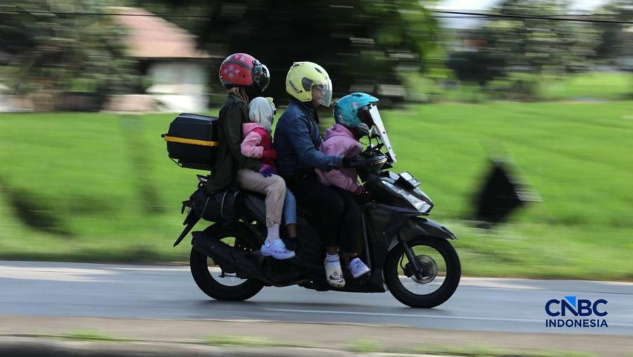 Kepadatan antrean kendaraan terlihat di Jalur Raya Klari, Karawang Timur, Jawa Barat, Senin (16/3/2026). (CNBC Indonesia/Tri Susilo)
