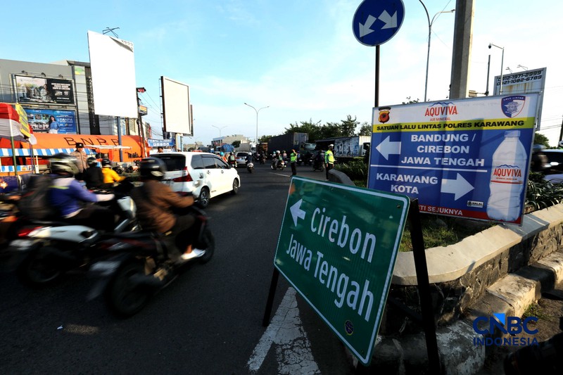 Kepadatan antrean kendaraan terlihat di Jalur Raya Klari, Karawang Timur, Jawa Barat, Senin (16/3/2026). (CNBC Indonesia/Tri Susilo)