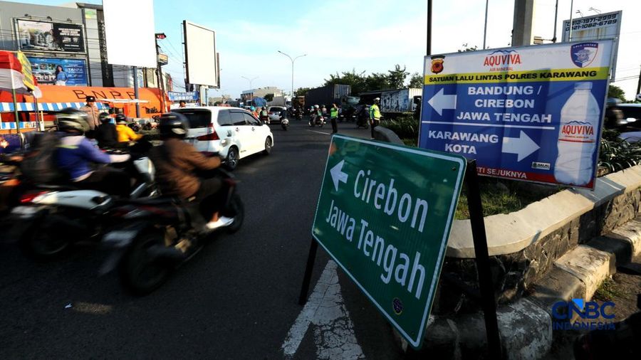 Kepadatan antrean kendaraan terlihat di Jalur Raya Klari, Karawang Timur, Jawa Barat, Senin (16/3/2026). (CNBC Indonesia/Tri Susilo)