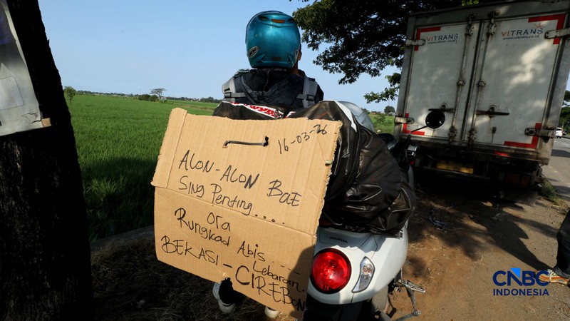 Kepadatan antrean kendaraan terlihat di Jalur Raya Klari, Karawang Timur, Jawa Barat, Senin (16/3/2026). (CNBC Indonesia/Tri Susilo)