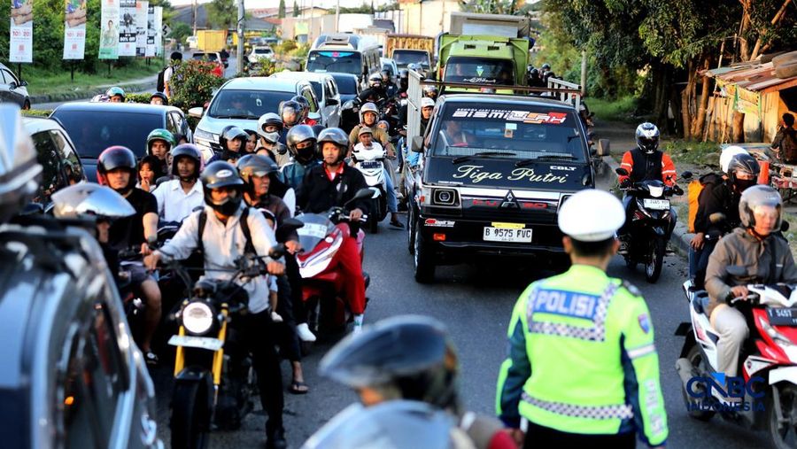 Kepadatan antrean kendaraan terlihat di Jalur Raya Klari, Karawang Timur, Jawa Barat, Senin (16/3/2026). (CNBC Indonesia/Tri Susilo)
