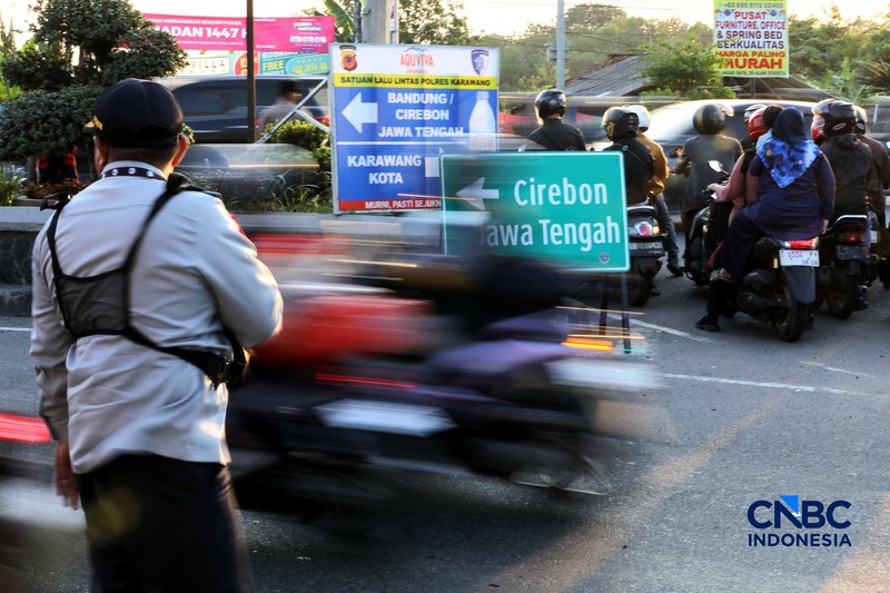 Kepadatan antrean kendaraan terlihat di Jalur Raya Klari, Karawang Timur, Jawa Barat, Senin (16/3/2026). (CNBC Indonesia/Tri Susilo)