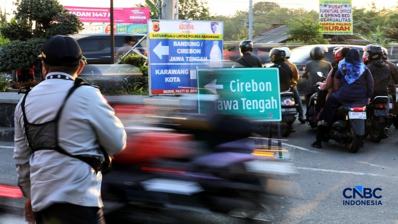 Kepadatan antrean kendaraan terlihat di Jalur Raya Klari, Karawang Timur, Jawa Barat, Senin (16/3/2026). (CNBC Indonesia/Tri Susilo)
