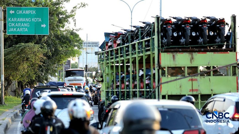 Kepadatan antrean kendaraan terlihat di Jalur Raya Klari, Karawang Timur, Jawa Barat, Senin (16/3/2026). (CNBC Indonesia/Tri Susilo)