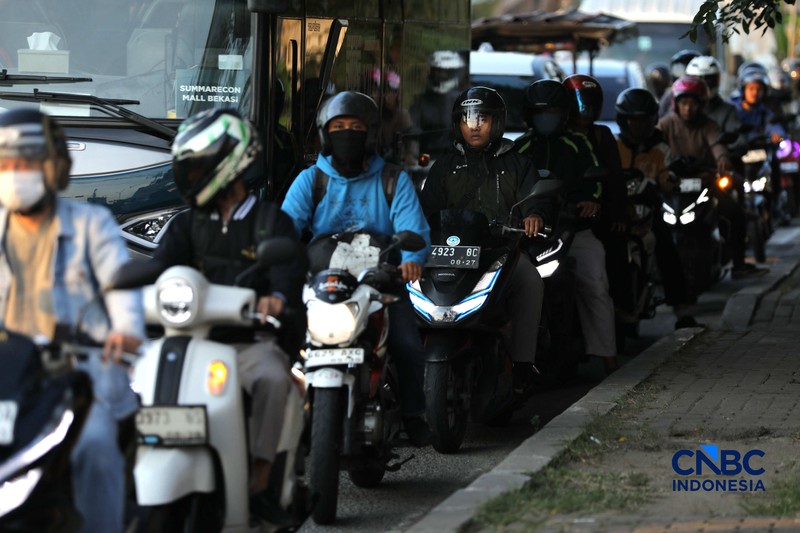 Kepadatan antrean kendaraan terlihat di Jalur Raya Klari, Karawang Timur, Jawa Barat, Senin (16/3/2026). (CNBC Indonesia/Tri Susilo)