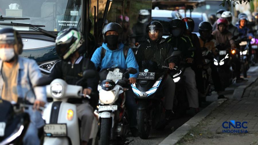 Kepadatan antrean kendaraan terlihat di Jalur Raya Klari, Karawang Timur, Jawa Barat, Senin (16/3/2026). (CNBC Indonesia/Tri Susilo)