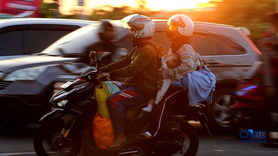 Kepadatan antrean kendaraan terlihat di Jalur Raya Klari, Karawang Timur, Jawa Barat, Senin (16/3/2026). (CNBC Indonesia/Tri Susilo)
