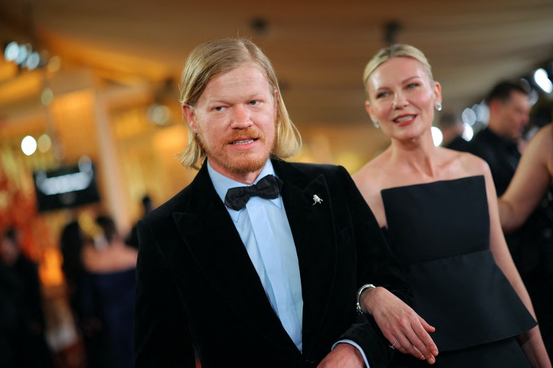 Anne Hathaway berpose di karpet merah saat acara kedatangan tamu Oscar ke-98 di Hollywood, Los Angeles, California, AS, MInggu (15/3/2026). (REUTERS/Daniel Cole)