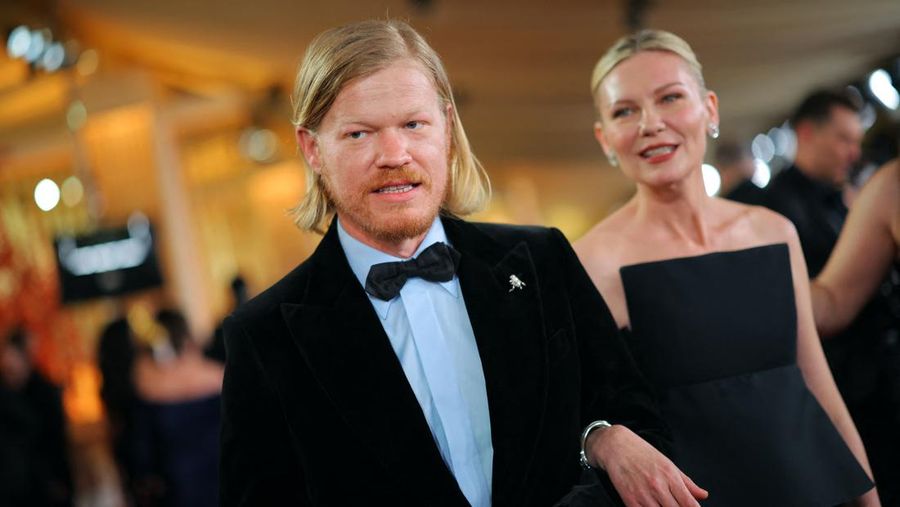 Anne Hathaway berpose di karpet merah saat acara kedatangan tamu Oscar ke-98 di Hollywood, Los Angeles, California, AS, MInggu (15/3/2026). (REUTERS/Daniel Cole)