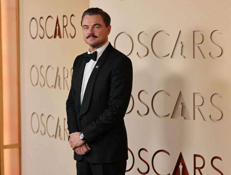 Anne Hathaway berpose di karpet merah saat acara kedatangan tamu Oscar ke-98 di Hollywood, Los Angeles, California, AS, MInggu (15/3/2026). (REUTERS/Daniel Cole)