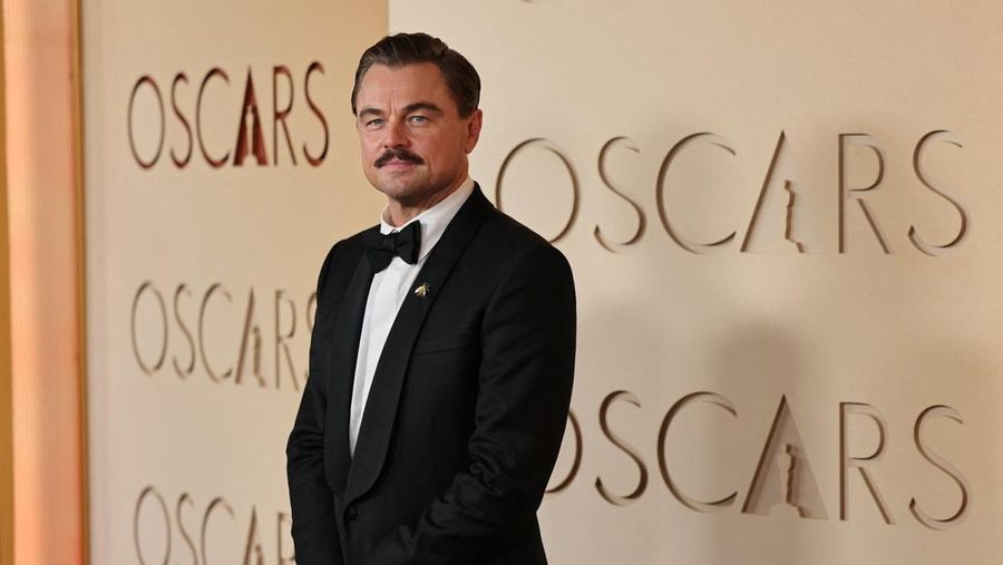 Anne Hathaway berpose di karpet merah saat acara kedatangan tamu Oscar ke-98 di Hollywood, Los Angeles, California, AS, MInggu (15/3/2026). (REUTERS/Daniel Cole)