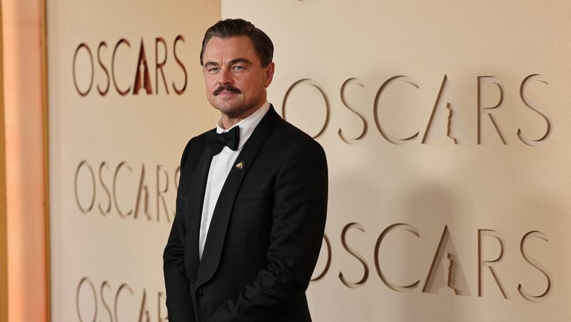 Anne Hathaway berpose di karpet merah saat acara kedatangan tamu Oscar ke-98 di Hollywood, Los Angeles, California, AS, MInggu (15/3/2026). (REUTERS/Daniel Cole)