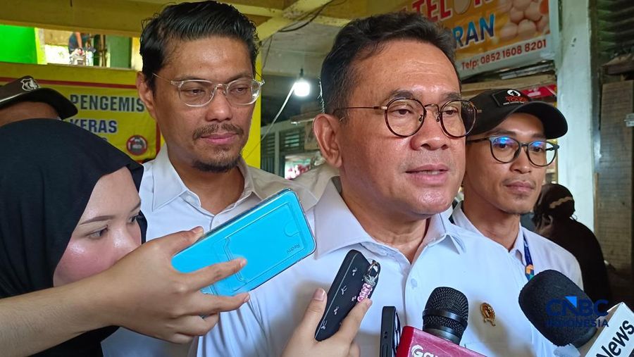 Menteri Perdagangan (Mendag) Budi Santoso saat melakukan pengecekan langsung harga kebutuhan pokok di Pasar Rawasari, Jakarta Pusat, Senin (16/3/2026). (CNBC Indonesia/Martyasari Rizky)