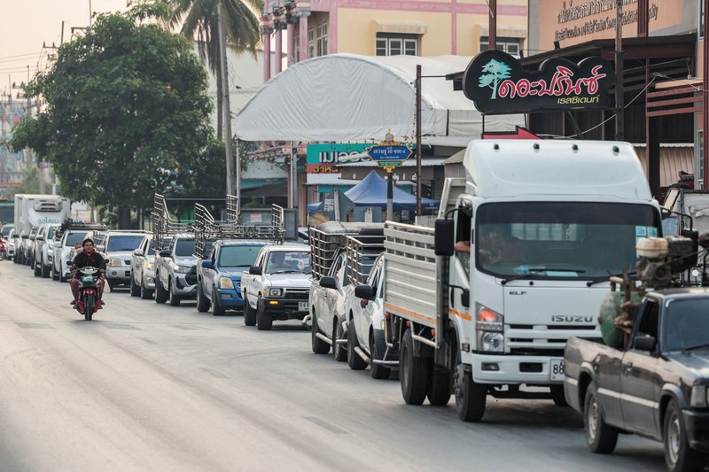 Para pengemudi mengantre dalam kemacetan lalu lintas sambil menunggu untuk mengisi bahan bakar kendaraan mereka di luar sebuah SPBU, sebelum pembekuan harga solar di Thailand berakhir pada hari Senin, di tengah kekhawatiran tentang kenaikan harga bahan bakar yang terkait dengan konflik AS-Israel dengan Iran, di provinsi Nakhon Pathom, di pinggiran Bangkok, Thailand, 16 Maret 2026. (REUTERS/Chalinee Thirasupa)