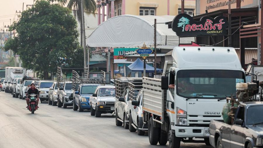 Para pengemudi mengantre dalam kemacetan lalu lintas sambil menunggu untuk mengisi bahan bakar kendaraan mereka di luar sebuah SPBU, sebelum pembekuan harga solar di Thailand berakhir pada hari Senin, di tengah kekhawatiran tentang kenaikan harga bahan bakar yang terkait dengan konflik AS-Israel dengan Iran, di provinsi Nakhon Pathom, di pinggiran Bangkok, Thailand, 16 Maret 2026. (REUTERS/Chalinee Thirasupa)