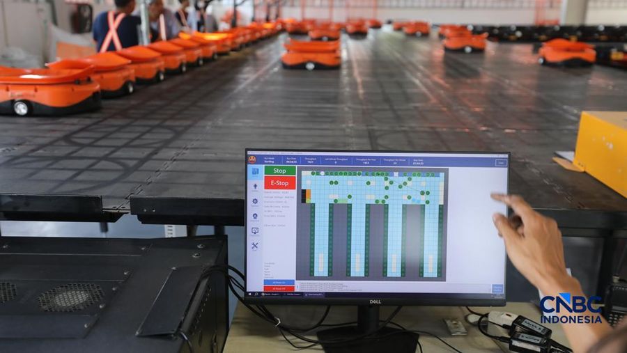 ekerja mengawasi robot sortir otomatis yang beroperasi di Sentral Pengolahan Pos (SPP), Jakarta, Senin, (16/3/2026). (CNBC Indonesia/Tri Susilo)