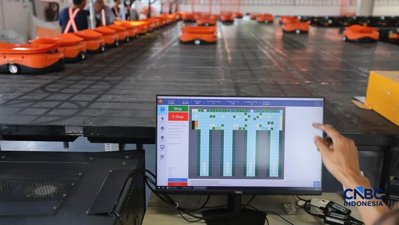 ekerja mengawasi robot sortir otomatis yang beroperasi di Sentral Pengolahan Pos (SPP), Jakarta, Senin, (16/3/2026). (CNBC Indonesia/Tri Susilo)