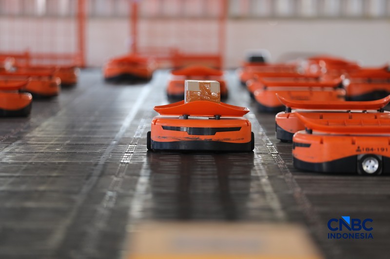 ekerja mengawasi robot sortir otomatis yang beroperasi di Sentral Pengolahan Pos (SPP), Jakarta, Senin, (16/3/2026). (CNBC Indonesia/Tri Susilo)