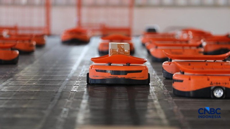 ekerja mengawasi robot sortir otomatis yang beroperasi di Sentral Pengolahan Pos (SPP), Jakarta, Senin, (16/3/2026). (CNBC Indonesia/Tri Susilo)