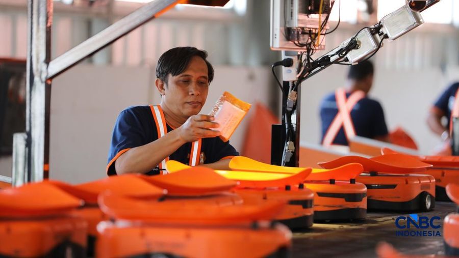 ekerja mengawasi robot sortir otomatis yang beroperasi di Sentral Pengolahan Pos (SPP), Jakarta, Senin, (16/3/2026). (CNBC Indonesia/Tri Susilo)