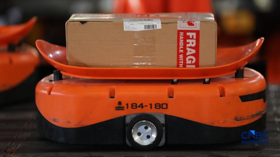 ekerja mengawasi robot sortir otomatis yang beroperasi di Sentral Pengolahan Pos (SPP), Jakarta, Senin, (16/3/2026). (CNBC Indonesia/Tri Susilo)