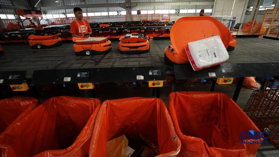 ekerja mengawasi robot sortir otomatis yang beroperasi di Sentral Pengolahan Pos (SPP), Jakarta, Senin, (16/3/2026). (CNBC Indonesia/Tri Susilo)