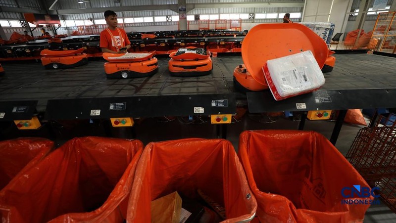 ekerja mengawasi robot sortir otomatis yang beroperasi di Sentral Pengolahan Pos (SPP), Jakarta, Senin, (16/3/2026). (CNBC Indonesia/Tri Susilo)