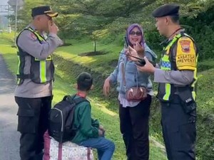 Drama 2 Rombongan Pemudik Jateng Turun di Tol hingga Dievakuasi Polisi