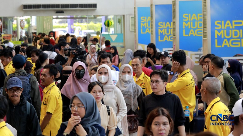 Pergerakan penumpang kereta api jarak jauh dari wilayah Daerah Operasi (Daop) 1 Jakarta di Stasiun Senen, Jakarta, Senin (16/3/2026). (CNBC Indonesia/Muhammad Sabki)