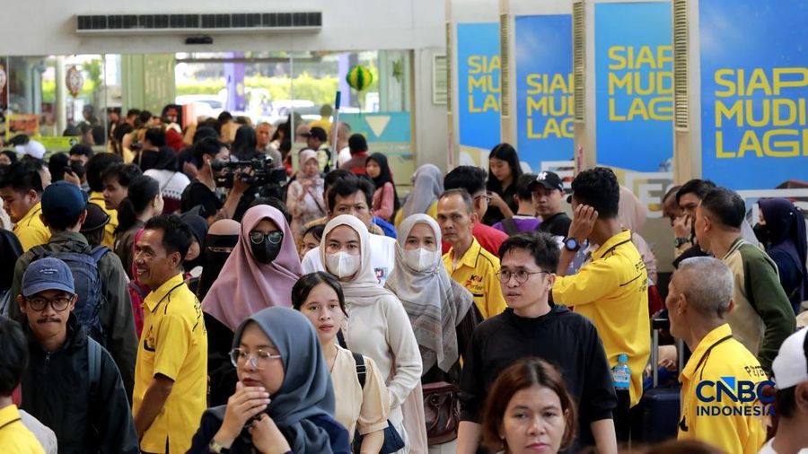 Pergerakan penumpang kereta api jarak jauh dari wilayah Daerah Operasi (Daop) 1 Jakarta di Stasiun Senen, Jakarta, Senin (16/3/2026). (CNBC Indonesia/Muhammad Sabki)