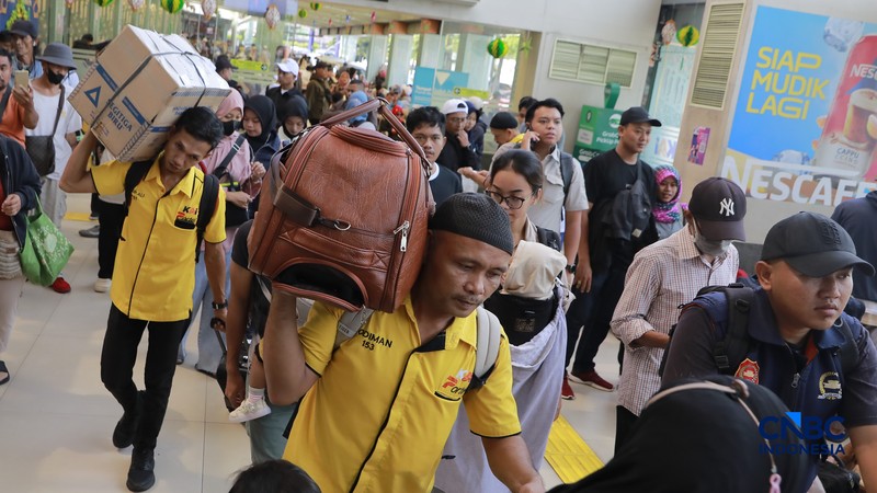 Pergerakan penumpang kereta api jarak jauh dari wilayah Daerah Operasi (Daop) 1 Jakarta di Stasiun Senen, Jakarta, Senin (16/3/2026). (CNBC Indonesia/Muhammad Sabki)