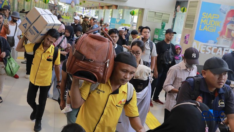 Pergerakan penumpang kereta api jarak jauh dari wilayah Daerah Operasi (Daop) 1 Jakarta di Stasiun Senen, Jakarta, Senin (16/3/2026). (CNBC Indonesia/Muhammad Sabki)