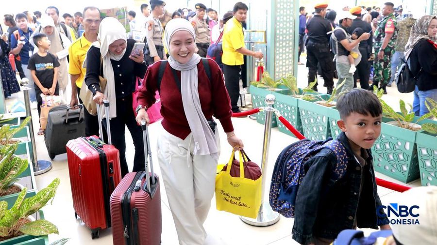 Pergerakan penumpang kereta api jarak jauh dari wilayah Daerah Operasi (Daop) 1 Jakarta di Stasiun Senen, Jakarta, Senin (16/3/2026). (CNBC Indonesia/Muhammad Sabki)
