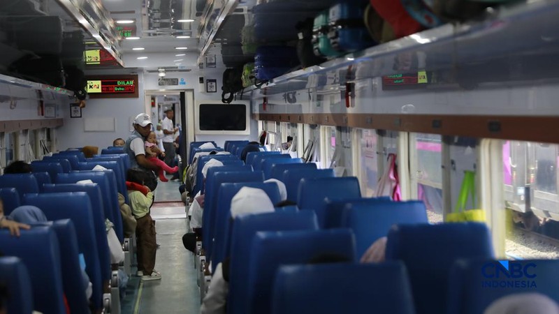 Pergerakan penumpang kereta api jarak jauh dari wilayah Daerah Operasi (Daop) 1 Jakarta di Stasiun Senen, Jakarta, Senin (16/3/2026). (CNBC Indonesia/Muhammad Sabki)