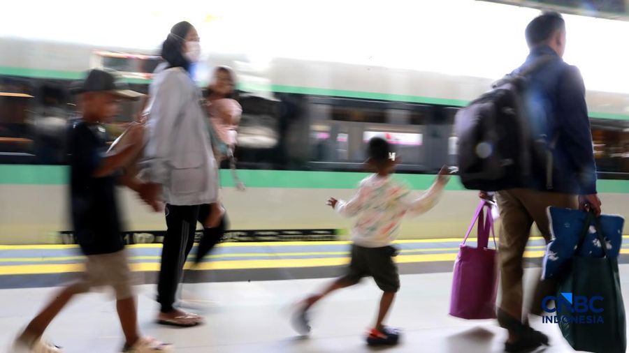 Pergerakan penumpang kereta api jarak jauh dari wilayah Daerah Operasi (Daop) 1 Jakarta di Stasiun Senen, Jakarta, Senin (16/3/2026). (CNBC Indonesia/Muhammad Sabki)