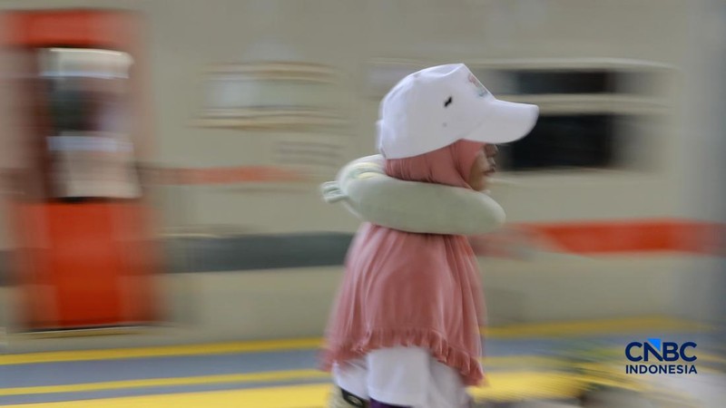 Pergerakan penumpang kereta api jarak jauh dari wilayah Daerah Operasi (Daop) 1 Jakarta di Stasiun Senen, Jakarta, Senin (16/3/2026). (CNBC Indonesia/Muhammad Sabki)