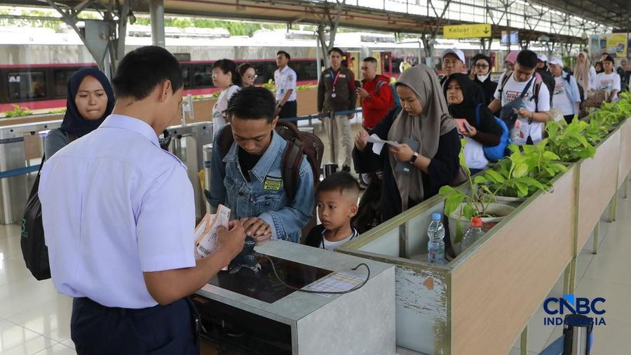 Pergerakan penumpang kereta api jarak jauh dari wilayah Daerah Operasi (Daop) 1 Jakarta di Stasiun Senen, Jakarta, Senin (16/3/2026). (CNBC Indonesia/Muhammad Sabki)