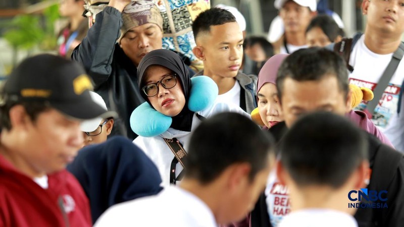 Pergerakan penumpang kereta api jarak jauh dari wilayah Daerah Operasi (Daop) 1 Jakarta di Stasiun Senen, Jakarta, Senin (16/3/2026). (CNBC Indonesia/Muhammad Sabki)