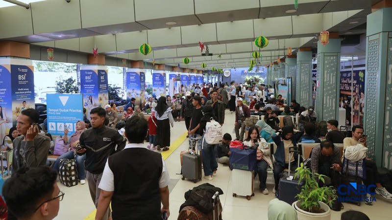 Pergerakan penumpang kereta api jarak jauh dari wilayah Daerah Operasi (Daop) 1 Jakarta di Stasiun Senen, Jakarta, Senin (16/3/2026). (CNBC Indonesia/Muhammad Sabki)