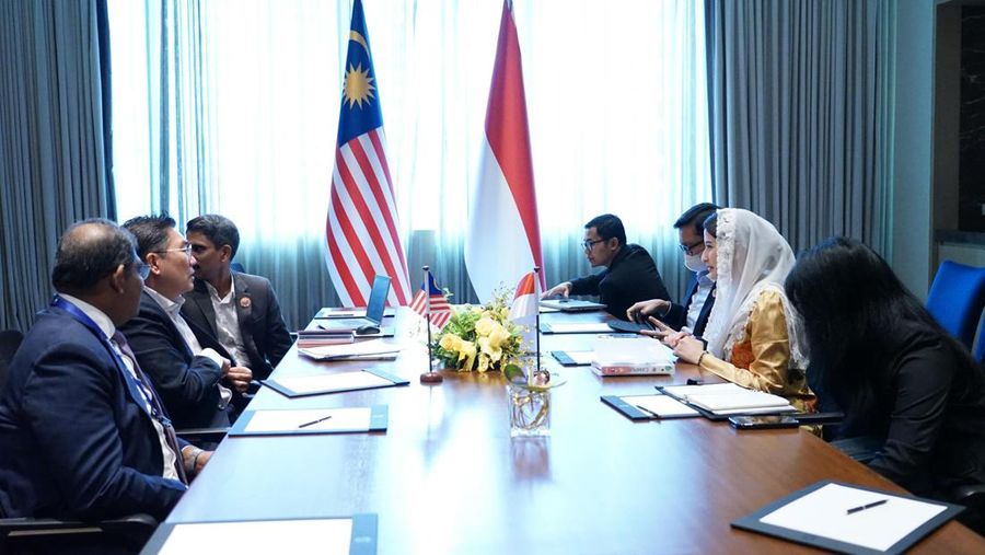 Pertemuan Wamendag Roro dengan Wamendag Singapura (Kim Yong) dan Wamendag Malaysia (Sim Tze Tzin) di sela-sela ASEAN Economic Ministers, Jumat (13/3/2026). (Dok. Kemendag)