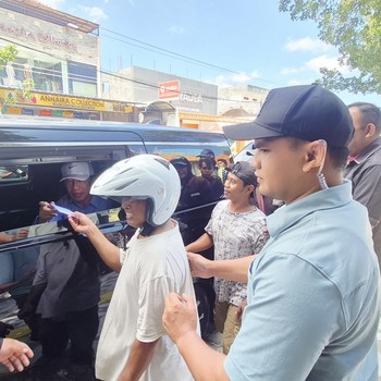 Warga Menyemut, Jokowi Bagi-Bagi THR di Solo