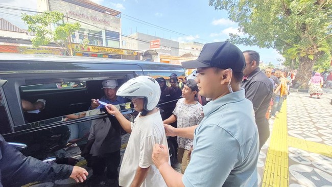 Warga Menyemut, Jokowi Bagi-Bagi THR di Solo