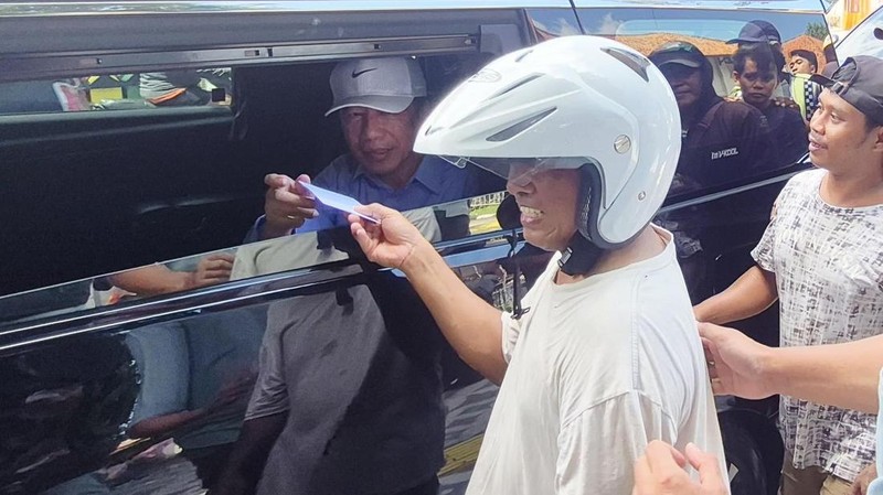 Jokowi bagi-bagi THR dan sembako di Pasar Legi Solo, Sabtu (14/3/2026). (Dok. Detikcom/Agil Trisetiawan Putra)