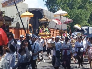 Potret Harmoni di Jembrana, Iring-iringan Melasti Belah Antrean Mudik Gilimanuk